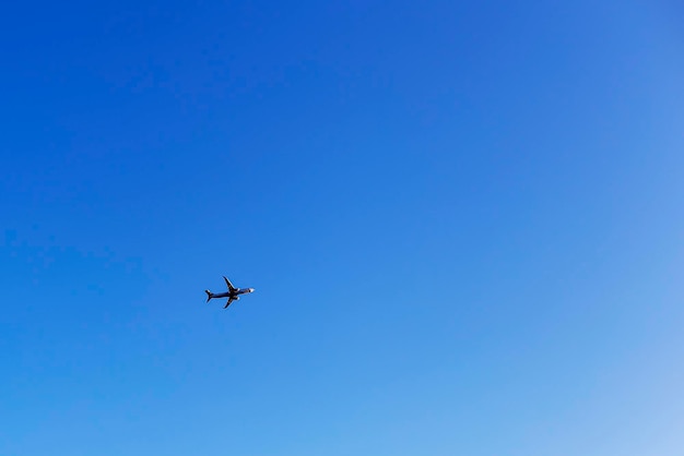 Minimalismo dell'aereo volante del cielo blu