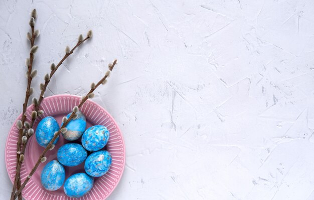 Minimo concetto di Pasqua. Uova di Pasqua blu alla moda isolate su bianco. Uova di Pasqua colorate.