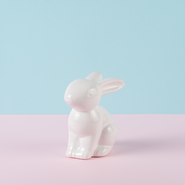 Minimo concetto di vacanza di Pasqua rosa pastello e blu con coniglietto di Pasqua o coniglio