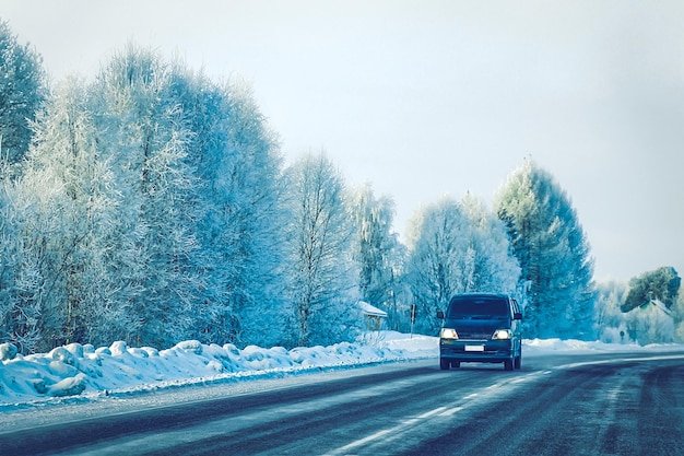 Minivan e automobili su strada in Finlandia, inverno Rovaniemi, Lapponia