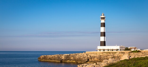 MINORCA ISLE - SPAGNA - CIRCA AGOSTO 2020: Faro panoramico di Artrutx al tramonto, famoso punto di riferimento dell'isola