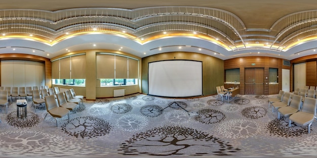 MINSK BIELORUSSIA 27 LUGLIO 2017 Vista panoramica a 360 gradi all'interno della lussuosa sala conferenze vuota per riunioni di lavoro Panorama a 360 x 180 gradi in proiezione equirettangolare skybox Contenuto VR