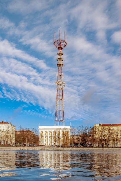 Minsk Bielorussia 7 gennaio 2018 Torre delle telecomunicazioni a Minsk la vista dal parco Kupala