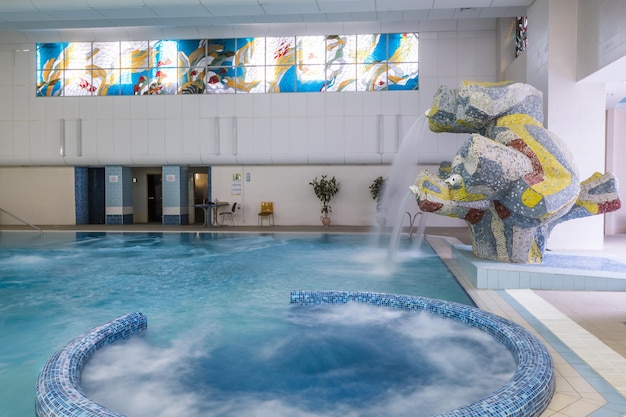 MINSK BIELORUSSIA AGOSTO 2020 interno della moderna piscina con cascata