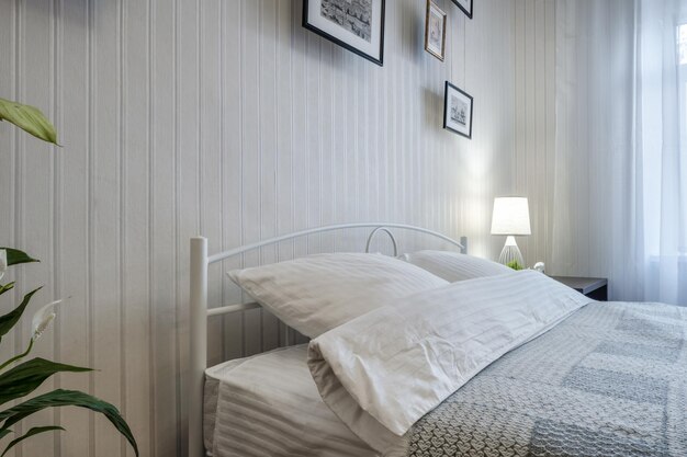 MINSK BIELORUSSIA APRILE 2021 interni della moderna camera da letto di lusso in monolocali