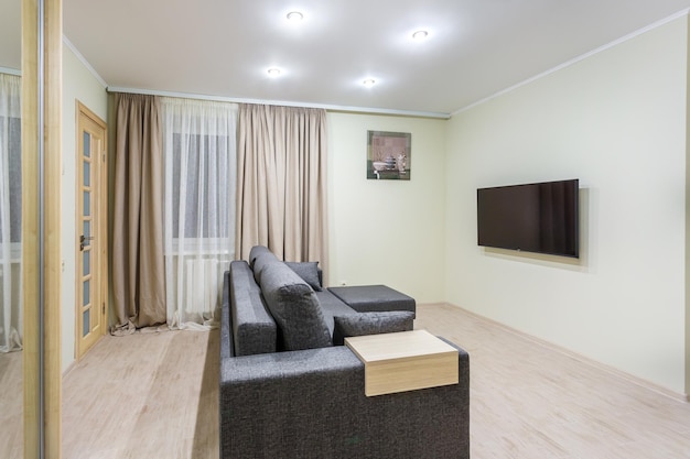 MINSK BIELORUSSIA DICEMBRE 2019 Interno della moderna camera vip di lusso in monolocali con divano