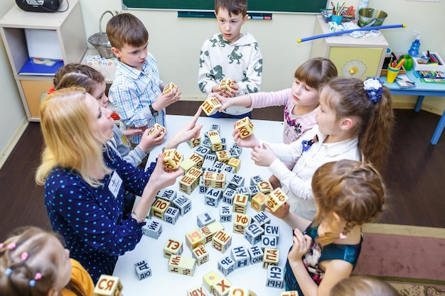 MINSK BIELORUSSIA GENNAIO 2020 alunni in classe di sviluppo dei bambini