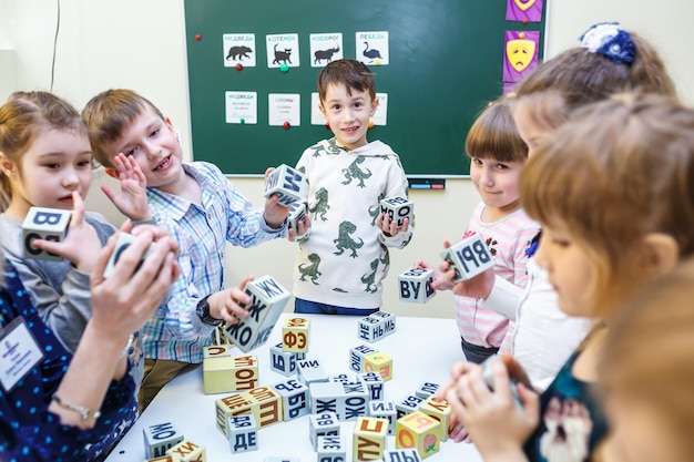 MINSK BIELORUSSIA GENNAIO 2020 alunni in classe di sviluppo dei bambini