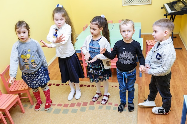 MINSK BIELORUSSIA GENNAIO 2020 alunni in classe di sviluppo dei bambini