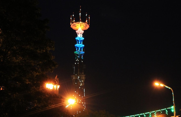 Minsk Bielorussia luci luminose della torre della TV