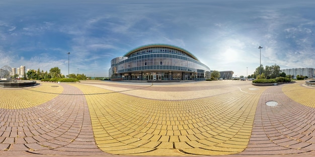 MINSK BIELORUSSIA LUGLIO 2017 panorama hdri sferico completo senza soluzione di continuità 360 vicino all'edificio moderno dello stadio del complesso sportivo in proiezione equirettangolare contenuto VR AR