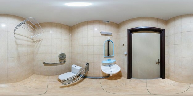 MINSK BIELORUSSIA MAGGIO 2013 panorama completo sferico senza soluzione di continuità angolo di 360 gradi nel bagno interno per persone con disabilità appartamenti appartamenti panorama a 360° in proiezione equirettangolare