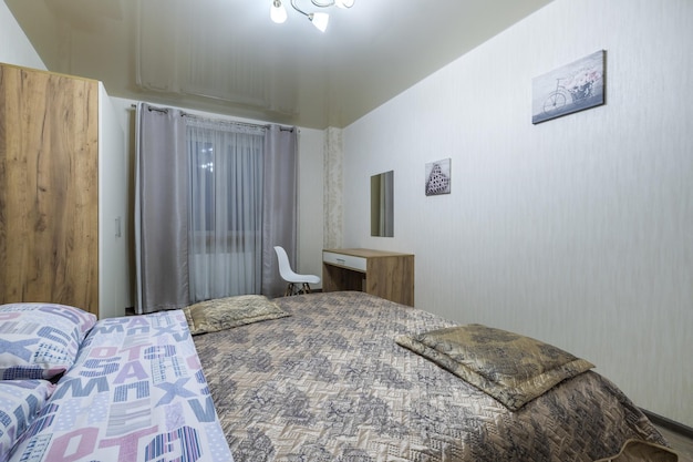 MINSK BIELORUSSIA MAGGIO 2021 Interno della moderna camera da letto di lusso in monolocali in stile chiaro