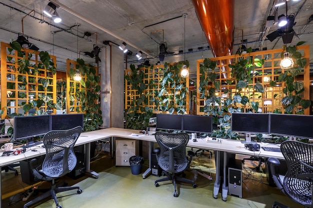 MINSK BIELORUSSIA OTTOBRE 2015 interno della sala di lavoro in moderno coworking in stile loft