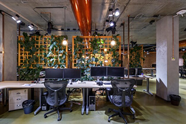 MINSK BIELORUSSIA OTTOBRE 2015 interno della sala di lavoro in moderno coworking in stile loft