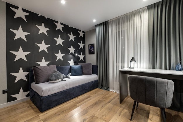 MINSK BIELORUSSIA OTTOBRE 2021 Interno del moderno soggiorno o camera degli ospiti in monolocali con divano