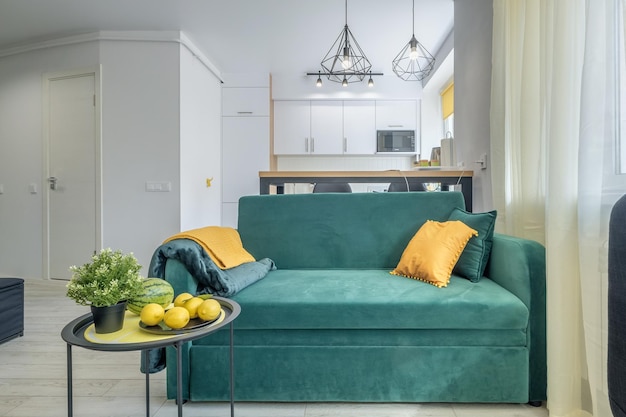 MINSK BIELORUSSIA OTTOBRE 2021 Interno del moderno soggiorno o camera degli ospiti in monolocali con divano