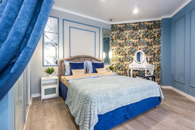 MINSK BIELORUSSIA SETTEMBRE 2019 Interno della moderna camera da letto di lusso in monolocali in stile colore blu chiaro