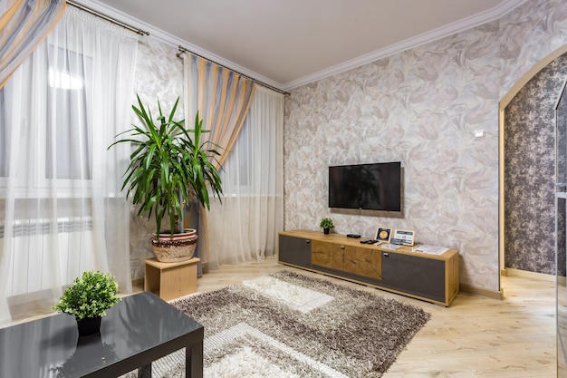 MINSK BIELORUSSIA SETTEMBRE 2019 Interno della moderna camera di lusso o camera da letto in monolocali in stile chiaro