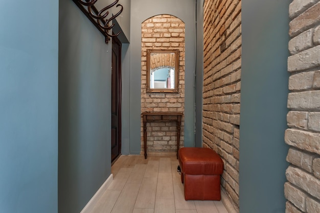 MINSK BIELORUSSIA SETTEMBRE 2019 porta in ingresso moderno di corridoio in appartamenti costosi