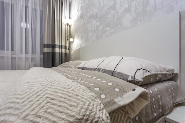 MINSK BIELORUSSIA SETTEMBRE 2020 Interno della moderna camera da letto di lusso in monolocali in stile chiaro
