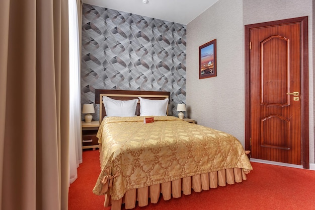 MINSK BIELORUSSIA SETTEMBRE 2020 Interno della moderna camera da letto di lusso in monolocali in stile colore rosso