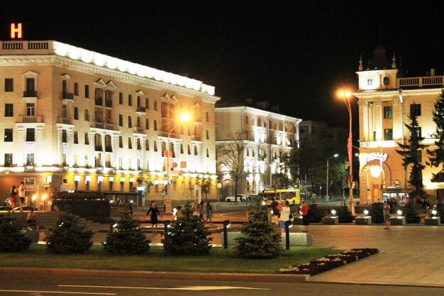 Minsk Bielorussia vista notturna di Piazza della Vittoria e fiamma eterna