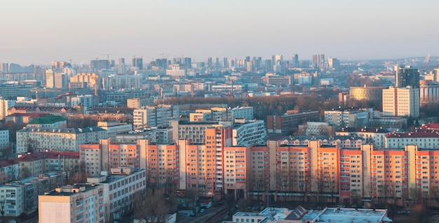 Minsk tetti delle case al tramonto