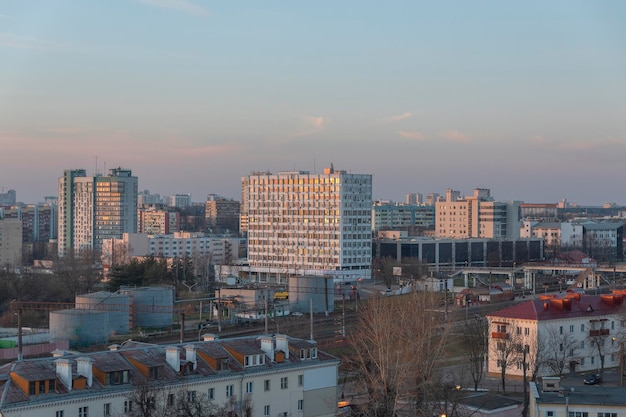 Minsk tetti delle case al tramonto