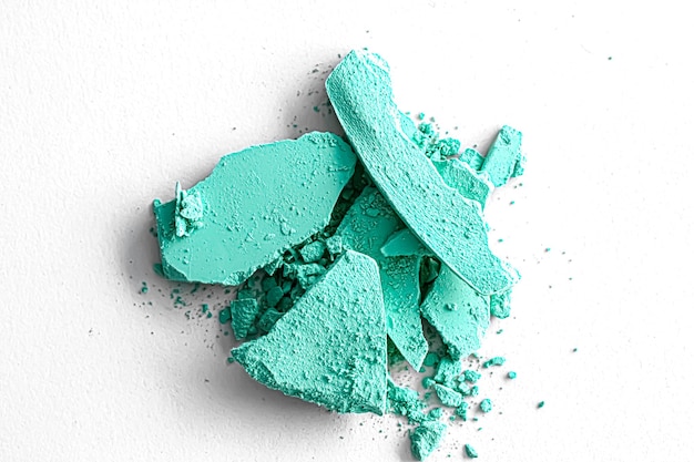 Mint ombretto in polvere come tavolozza trucco primo piano isolato su sfondo bianco cosmetici schiacciati e texture di bellezza