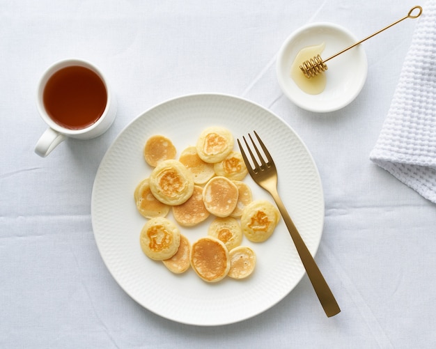 Minuscole frittelle, piccola focaccina sottile e divertente, cibo per bambini.