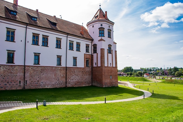 Mir, Bielorussia. Castello medievale su un cielo blu.