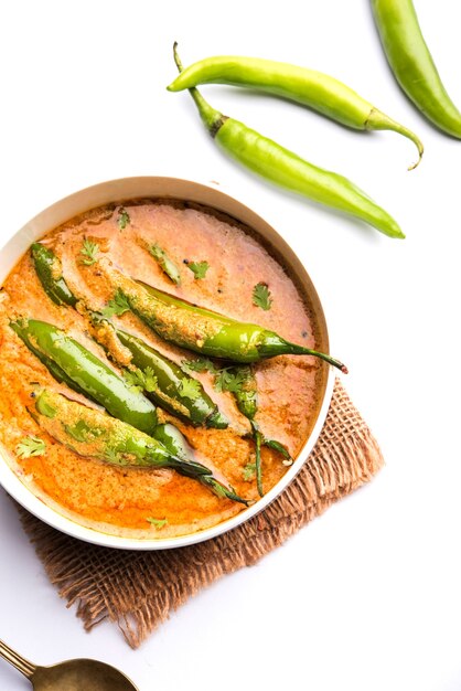 Mirch di Hyderabadi, mirchi ka Salan o sabzi o curry freddo verde. Ricetta del piatto principale dall'India. servito in una ciotola. messa a fuoco selettiva