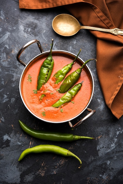 Mirch di Hyderabadi, mirchi ka Salan o sabzi o curry freddo verde. Ricetta del piatto principale dall'India. servito in una ciotola. messa a fuoco selettiva