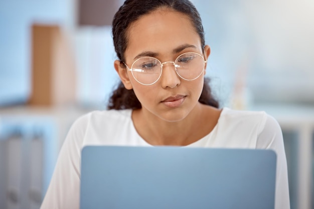 Mirini impostati, missione in atto. Inquadratura di una bella giovane donna d'affari che lavora al suo computer portatile.