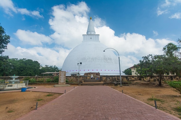 Mirisawetiya dagoba ad Anuradhapura, Sri Lanka