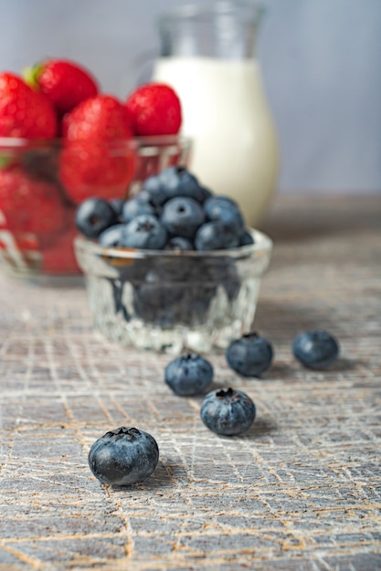 Mirtilli e fragole sono preparati per la colazione. Mangiare sano