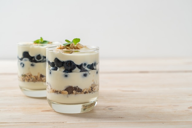 mirtilli freschi e yogurt con muesli - stile di cibo sano