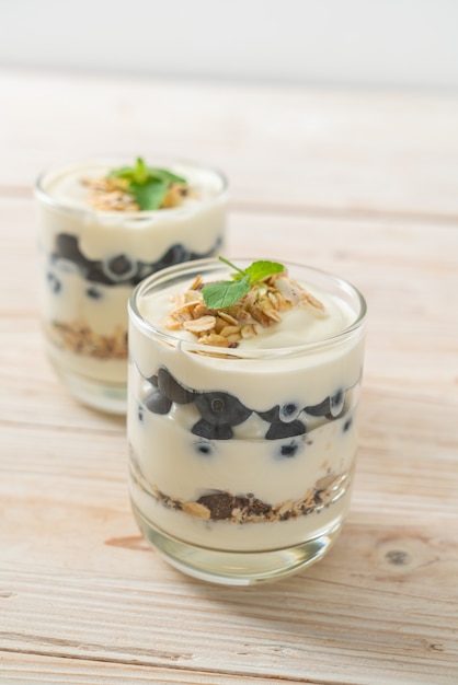 mirtilli freschi e yogurt con muesli - stile di cibo sano