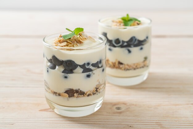 mirtilli freschi e yogurt con muesli - stile di cibo sano