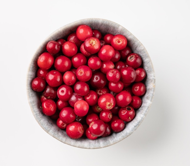 Mirtillo rosso succoso della foresta in una ciotola su uno sfondo bianco isolato Concetto di cibo sano