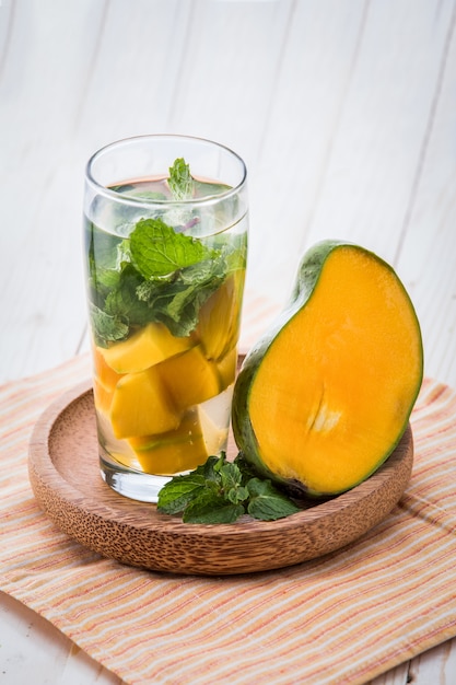 Miscela d'acqua infusa di mango e foglia di menta