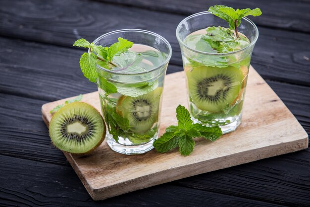 Miscela di acqua infusa di kiwi e foglia di menta