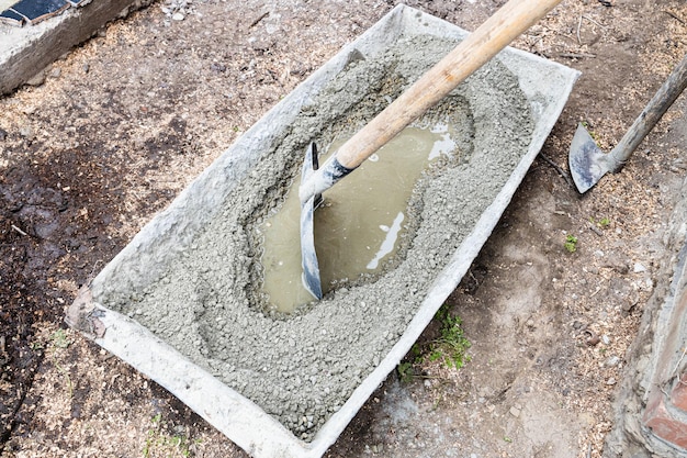 Miscela di cemento sabbia e ghiaia in bagno per calcestruzzo