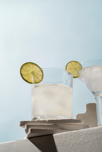 Miscela di cocktail in bicchieri con fettine di lime