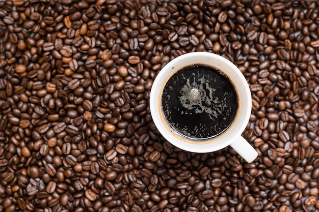 Miscela di diversi tipi di chicchi di caffè. Sfondo di caffè