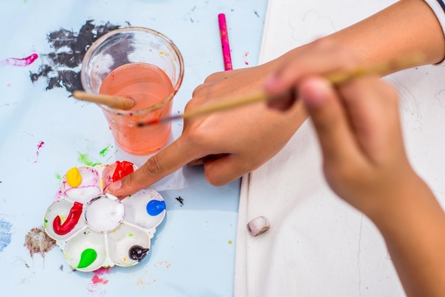 Miscelazione di acquerelli in una classe di pittura