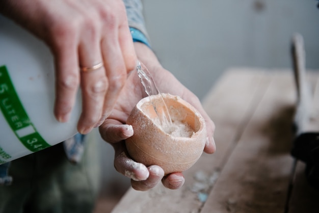 Miscelazione manuale di gesso e acqua