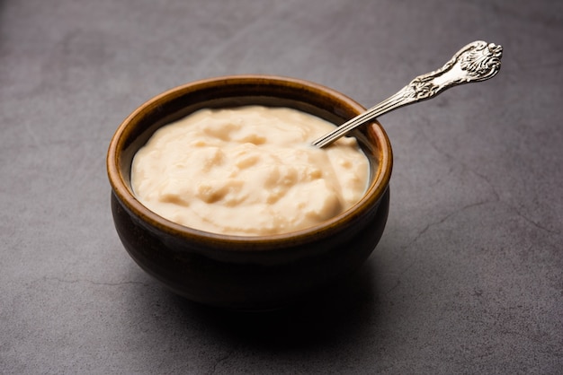 Mishti Doi è un dahi dolce fermentato o cagliata originaria del Bangladesh e un dessert popolare negli stati indiani del Bengala occidentale, Tripura, Assam e Odisha, fatto con latte e zucchero o sagù.