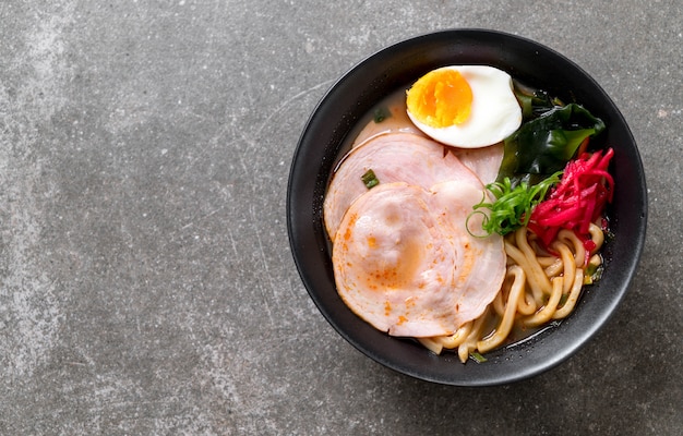 miso piccante udon ramen noodle con carne di maiale